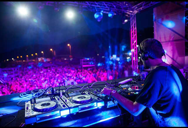 DJ